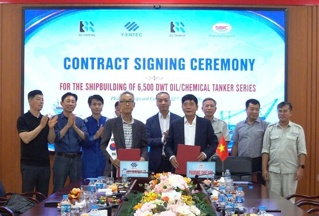 Ký kết hợp đồng đóng mới loạt tàu chở dầu/hóa chất trọng tải 6.500 DWT