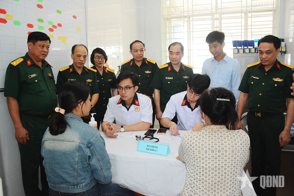 Tổng cục Hậu cần-Kỹ thuật chỉ đạo khám bệnh, tặng quà tại xã Nam Cát Tiên (Đồng Nai)