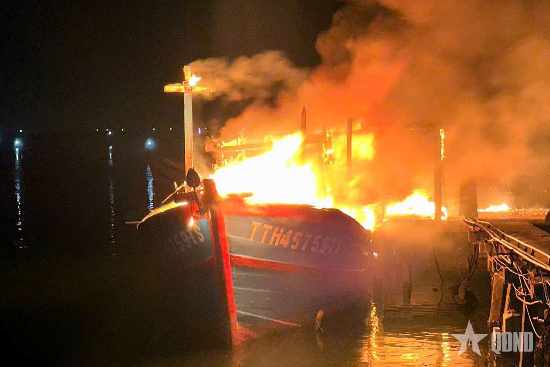 Cháy tàu cá tại khu neo đậu dân sinh ở Thuận An, TP Huế