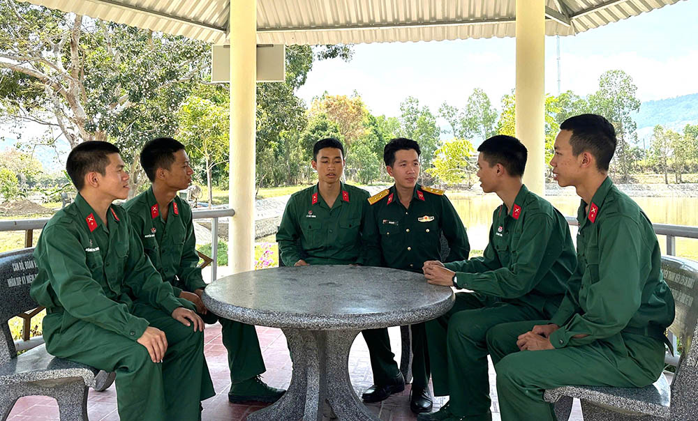 Quan tâm, chia sẻ với chiến sĩ mới