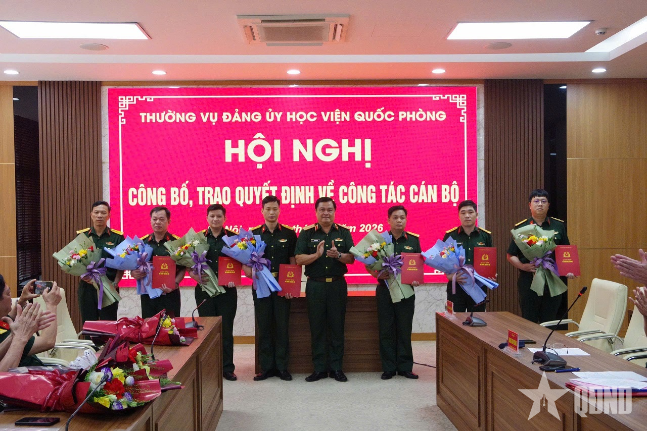 Học viện Quốc phòng trao quyết định về công tác cán bộ