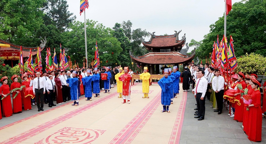Th&agrave;nh k&iacute;nh d&acirc;ng hương Quốc Tổ Lạc Long Qu&acirc;n v&agrave; Tổ Mẫu &Acirc;u Cơ
