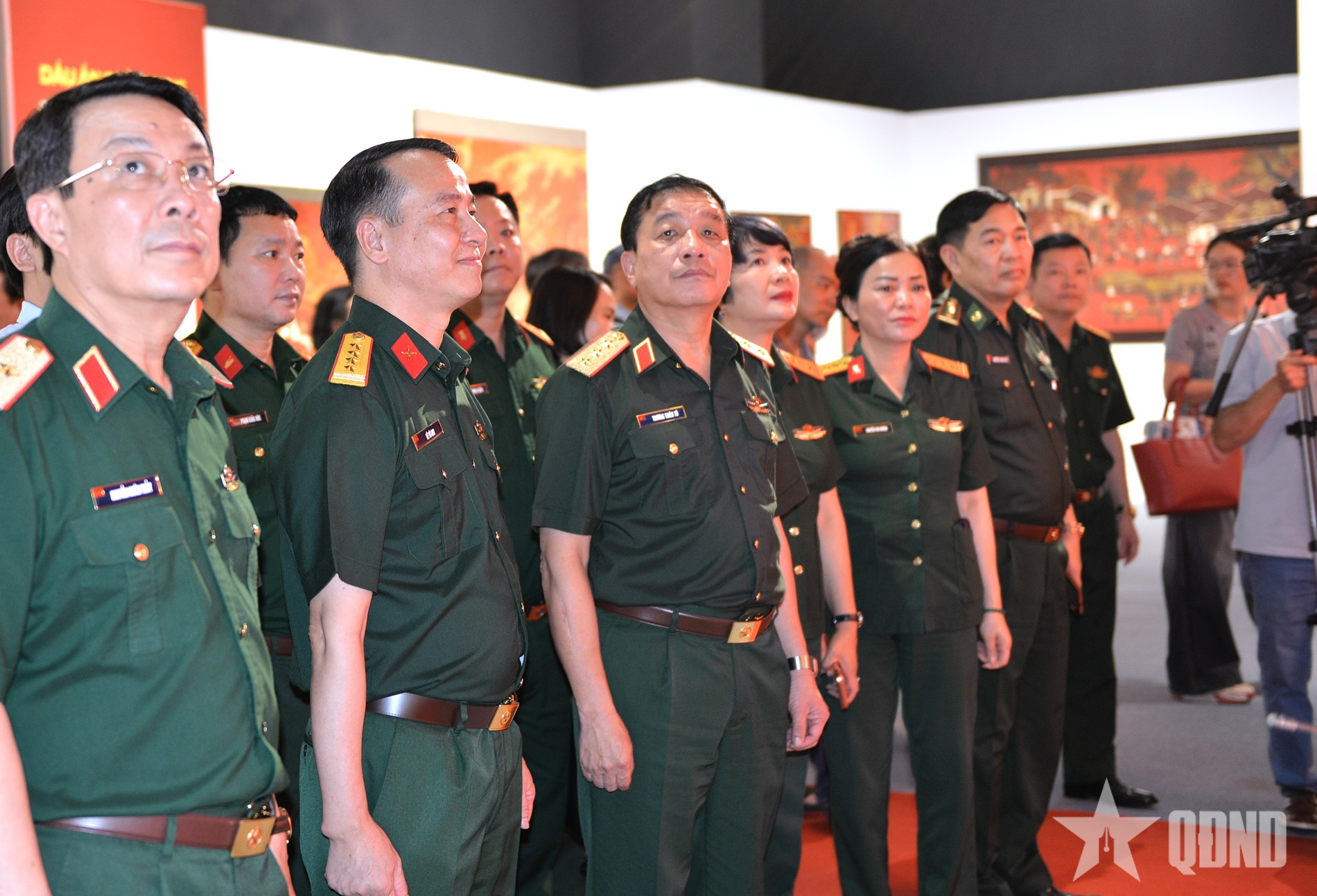 Thượng tướng Trương Thiên Tô dự khai mạc triển lãm tranh sơn mài “Quê hương và người chiến sĩ”