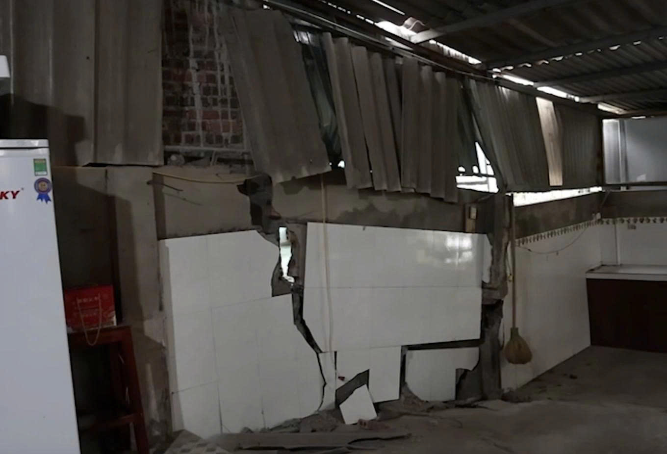 Phú Thọ: Khẩn trương sơ tán dân do sạt lở nghiêm trọng tại khu Phú Hà, phường Phong Châu

