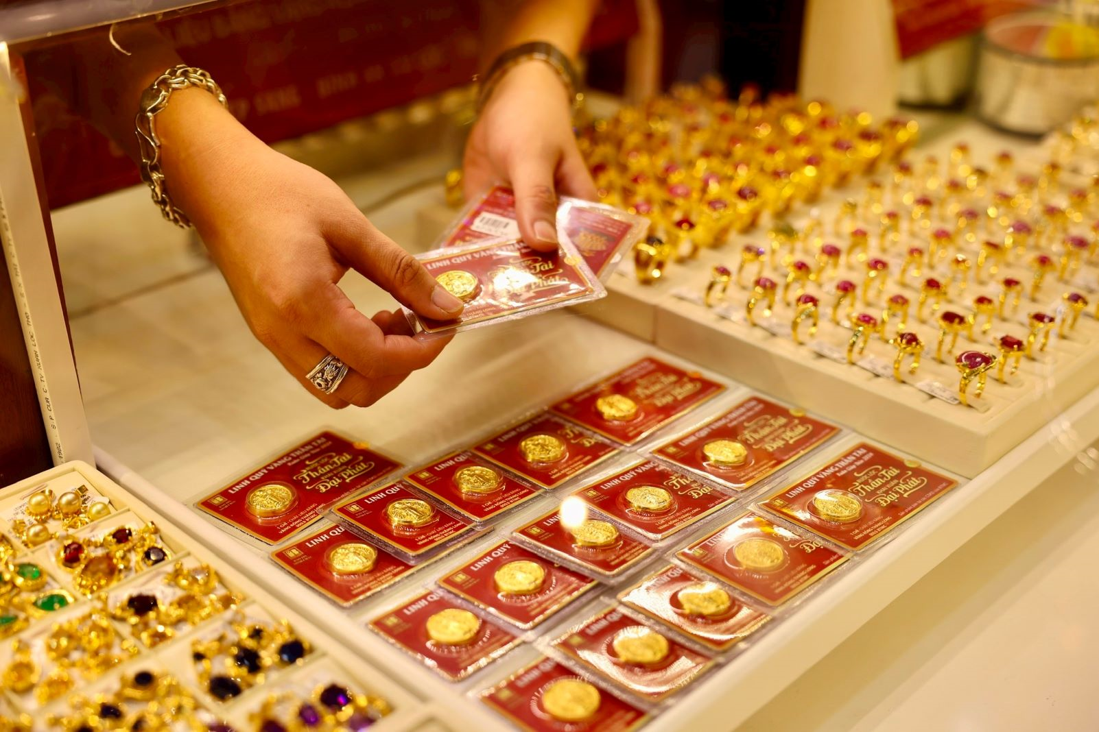 Giá vàng hôm nay (chiều 22-4): Tiếp đà giảm

