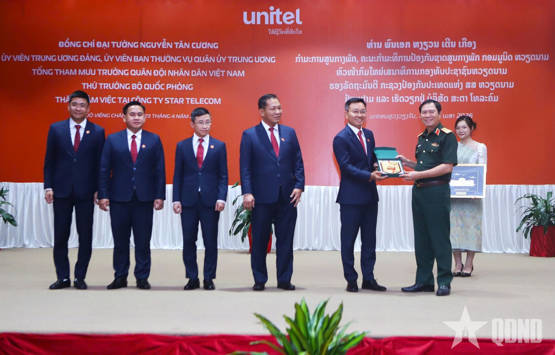 Đại tướng Nguyễn Tân Cương đến thăm Công ty Star Telecom