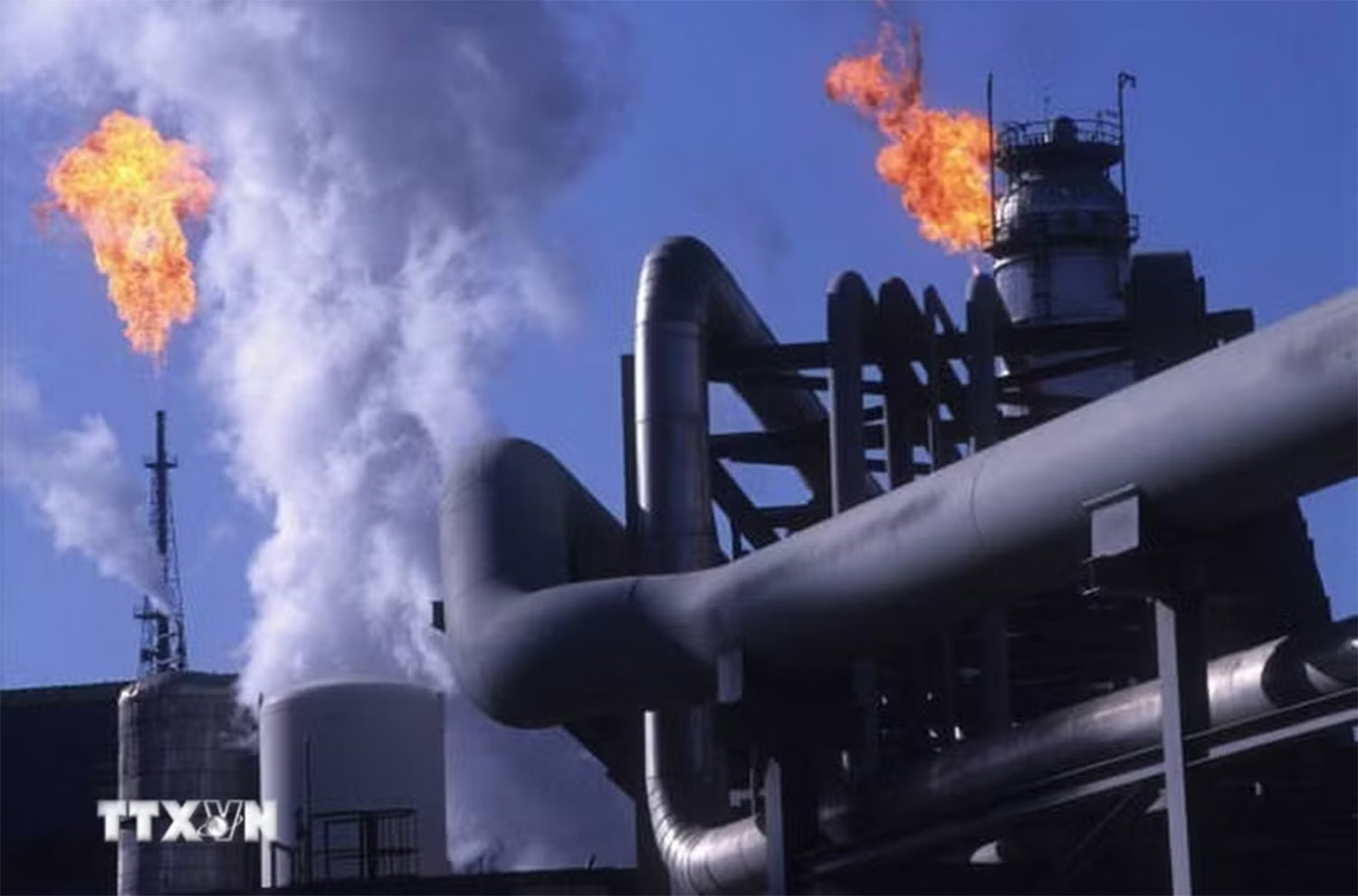 Căng thẳng tại Trung Đông đẩy giá dầu vượt 100 USD/thùng