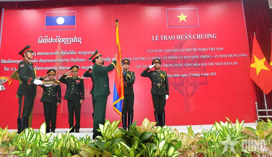 Đại tướng Nguyễn Tân Cương dự lễ trao Huân chương của Nhà nước Việt Nam tặng tập thể và cá nhân thuộc Bộ Quốc phòng Lào
