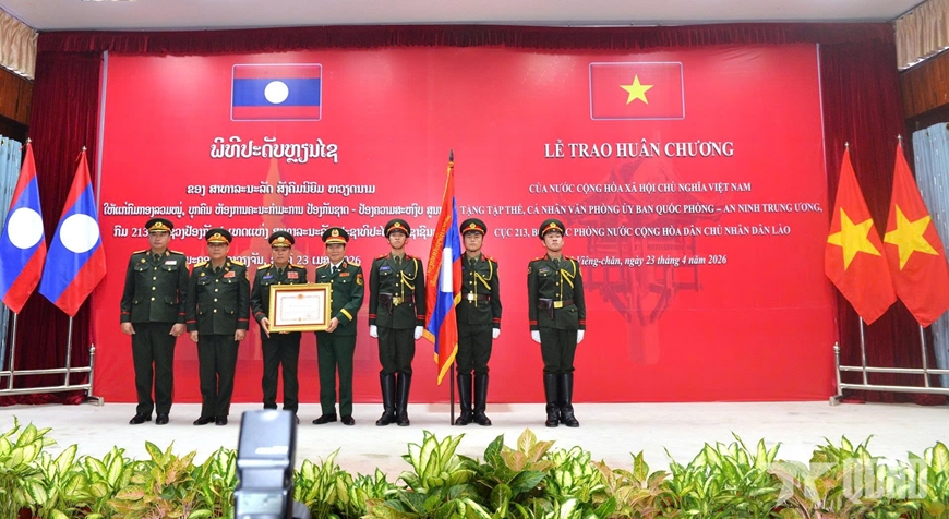 Đại tướng Nguyễn Tân Cương dự lễ trao Huân chương của Nhà nước Việt Nam tặng tập thể và cá nhân thuộc Bộ Quốc phòng Lào
