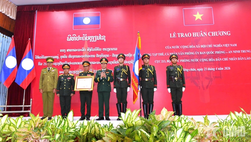 Đại tướng Nguyễn Tân Cương dự lễ trao Huân chương của Nhà nước Việt Nam tặng tập thể và cá nhân thuộc Bộ Quốc phòng Lào