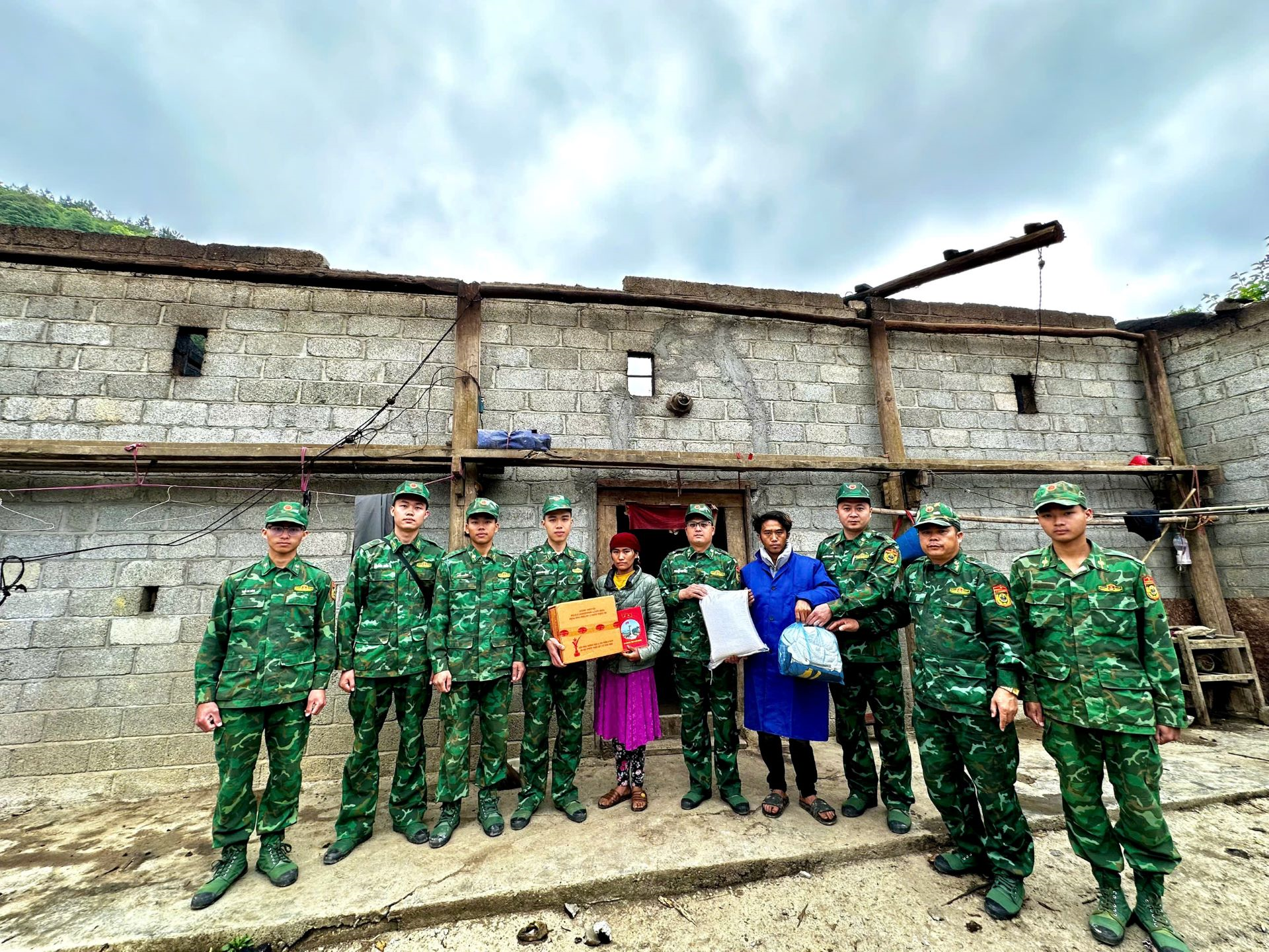 Đồn Biên phòng Lũng Cú hỗ trợ nhân dân khắc phục dông lốc