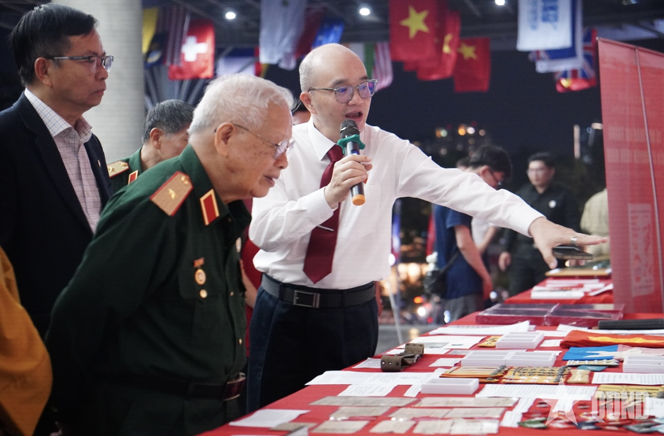 Triển lãm tem và kỷ vật cách mạng “Từ mùa xuân đại thắng đến kỷ nguyên vươn mình”