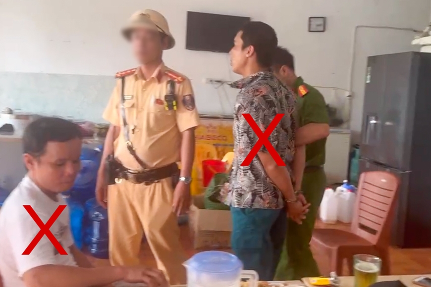 H&agrave; Nội: Cảnh s&aacute;t giao th&ocirc;ng v&agrave; C&ocirc;ng an x&atilde; ph&aacute;t hiện 4 đối tượng t&agrave;ng trữ tr&aacute;i ph&eacute;p chất ma tu&yacute;