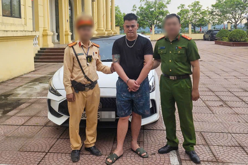 H&agrave; Nội: Cảnh s&aacute;t giao th&ocirc;ng v&agrave; C&ocirc;ng an x&atilde; ph&aacute;t hiện 4 đối tượng t&agrave;ng trữ tr&aacute;i ph&eacute;p chất ma tu&yacute;