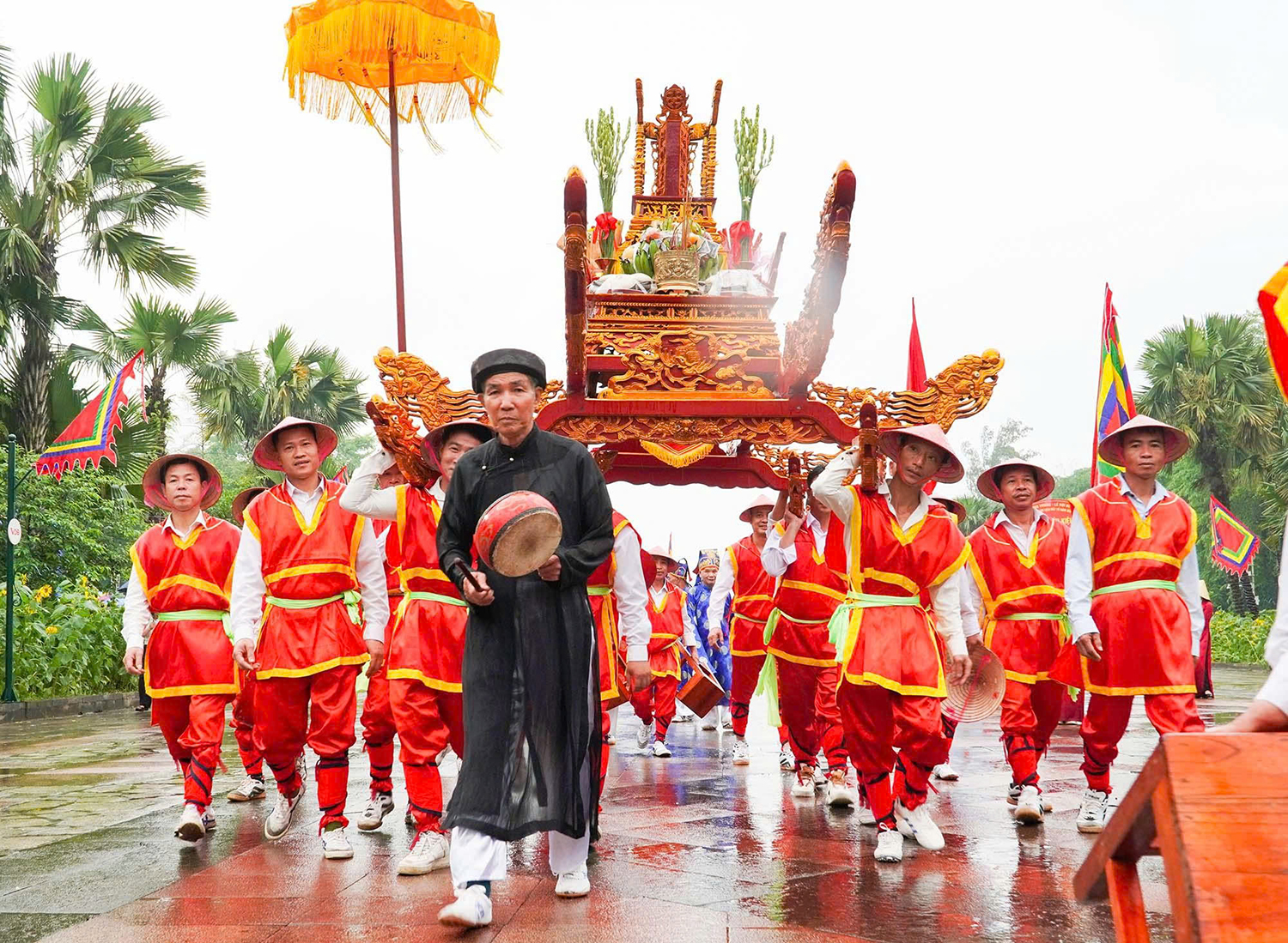 Độc đáo nghi thức rước kiệu về Đền Hùng

