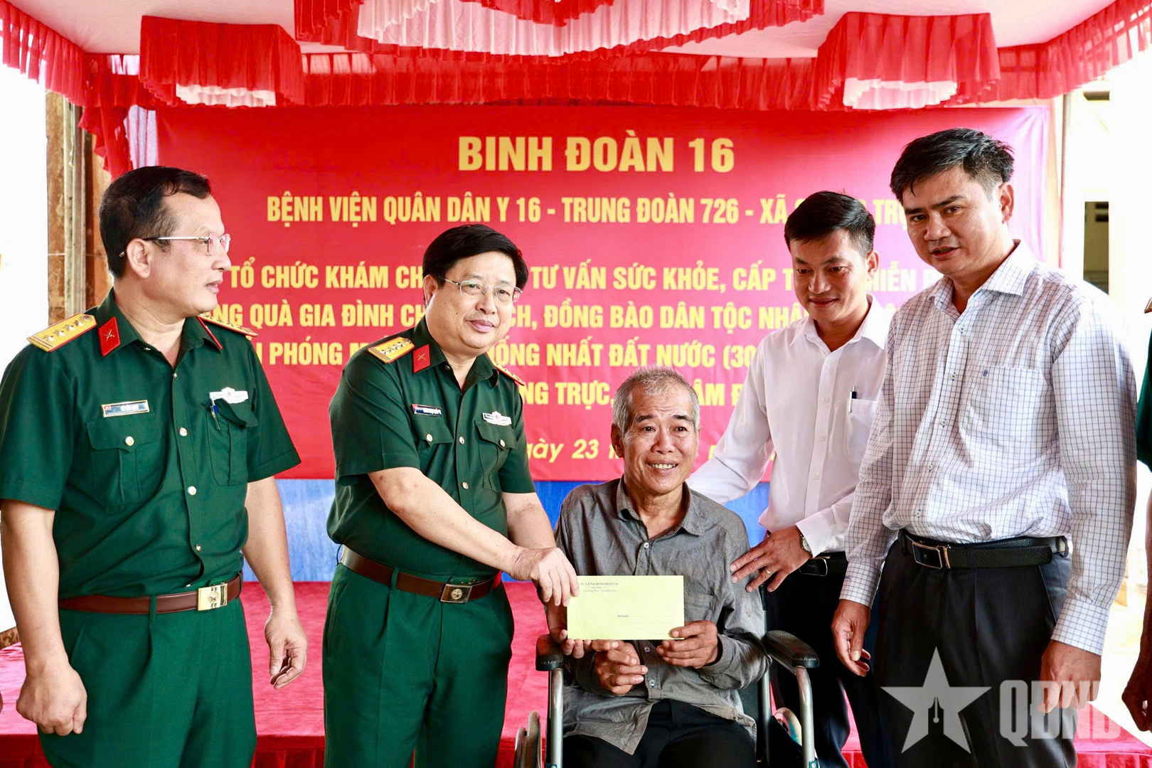 Binh đoàn 16 khám bệnh, cấp thuốc miễn phí tại xã biên giới