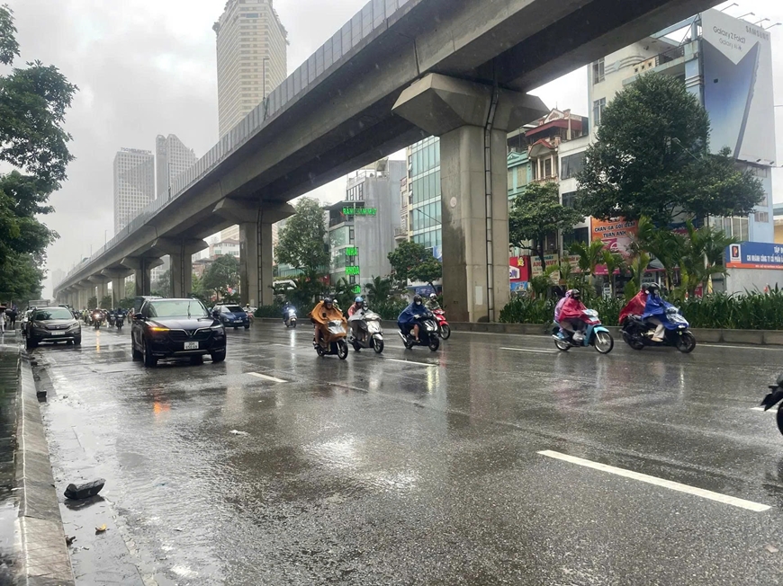 Thời tiết h&ocirc;m nay (24-4): Mưa r&agrave;o v&agrave; d&ocirc;ng ở nhiều nơi, trời m&aacute;t