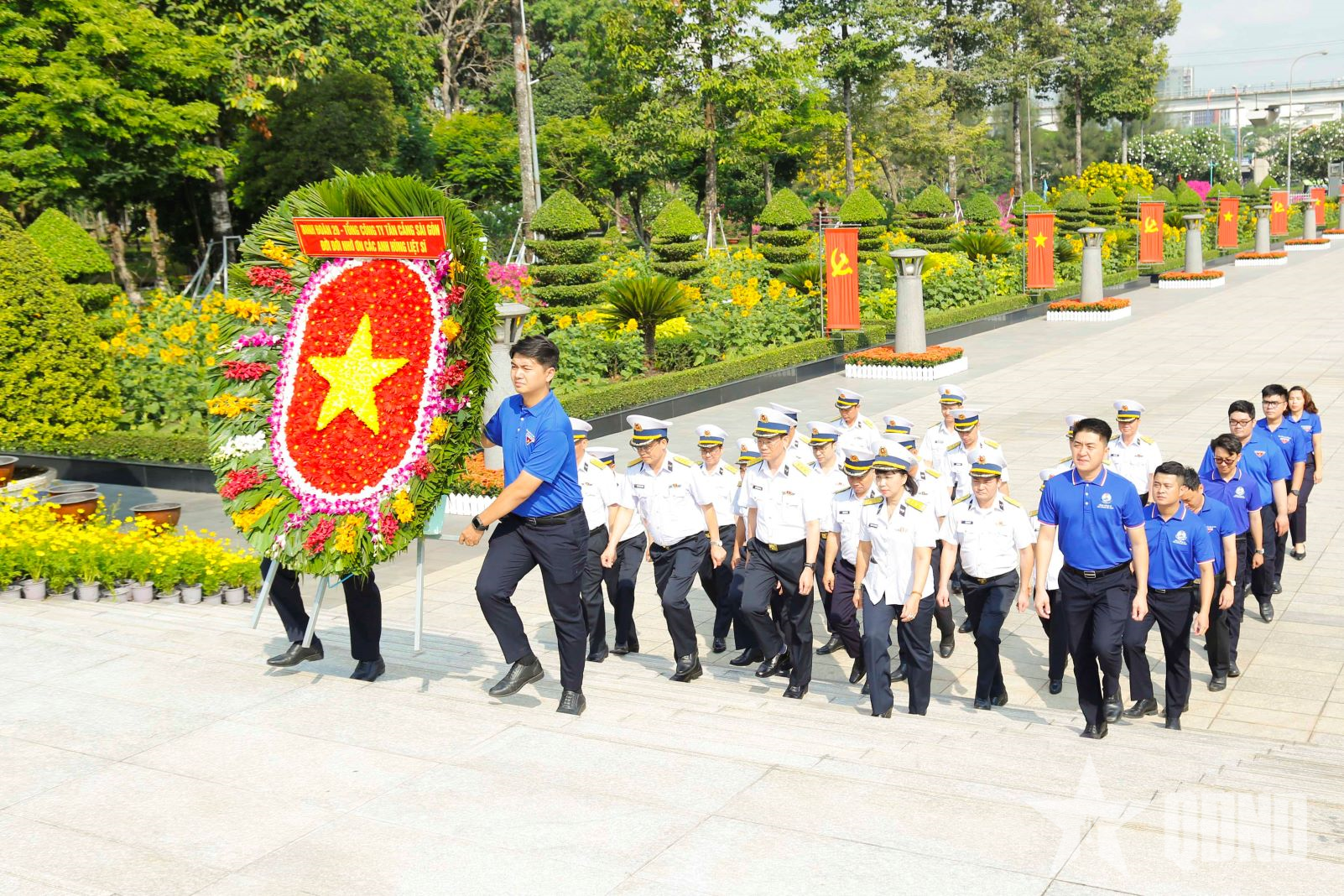 Binh đoàn 20 dâng hương tưởng niệm các Anh hùng liệt sĩ tại Nghĩa trang Liệt sĩ TP Hồ Chí Minh

