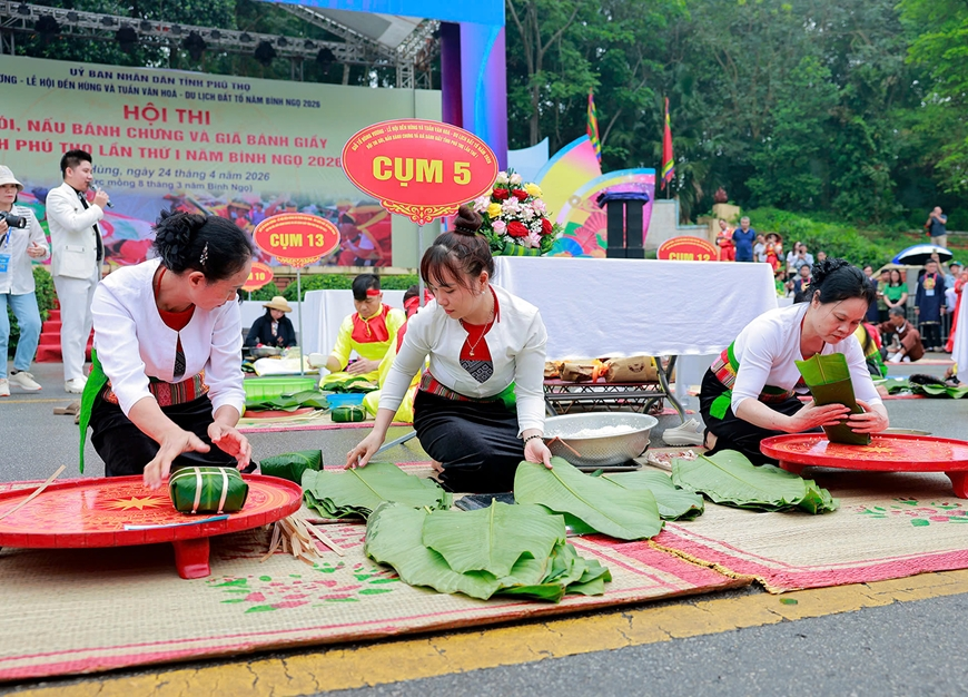 Giỗ Tổ Hùng Vương 2026: Sôi nổi hội thi gói bánh chưng, giã bánh giầy


