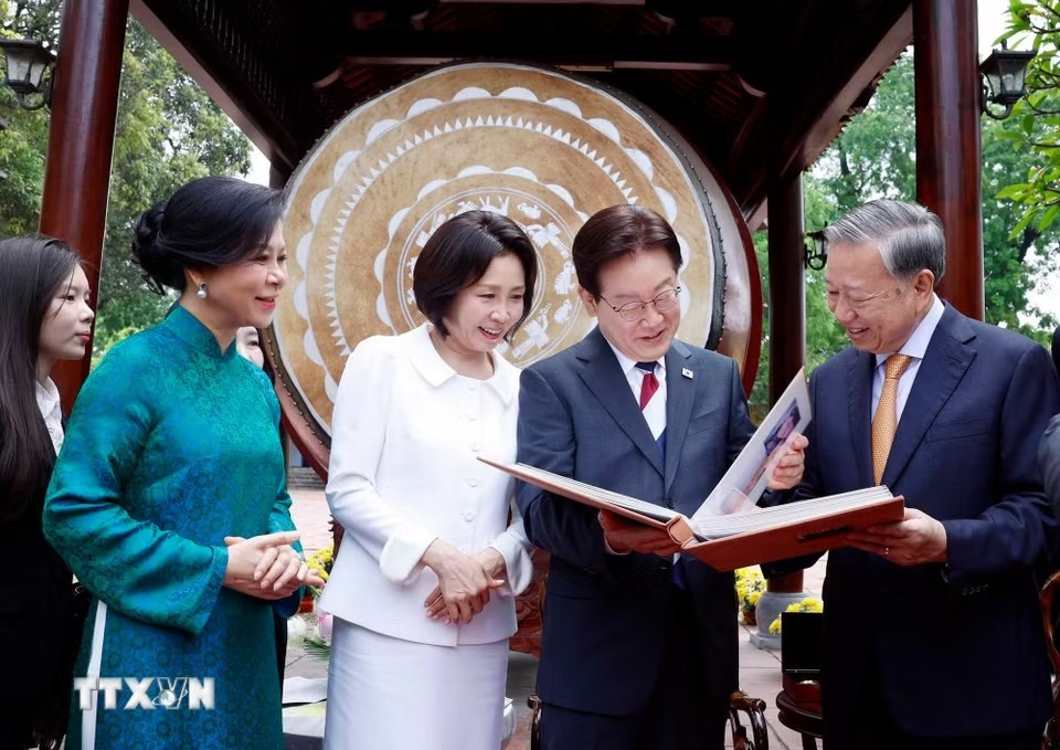 Tổng thống Hàn Quốc Lee Jae Myung và phu nhân kết thúc chuyến thăm cấp Nhà nước tới Việt Nam