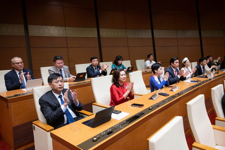 Quốc hội th&ocirc;ng qua quy định về ngưỡng doanh thu kh&ocirc;ng phải nộp thuế