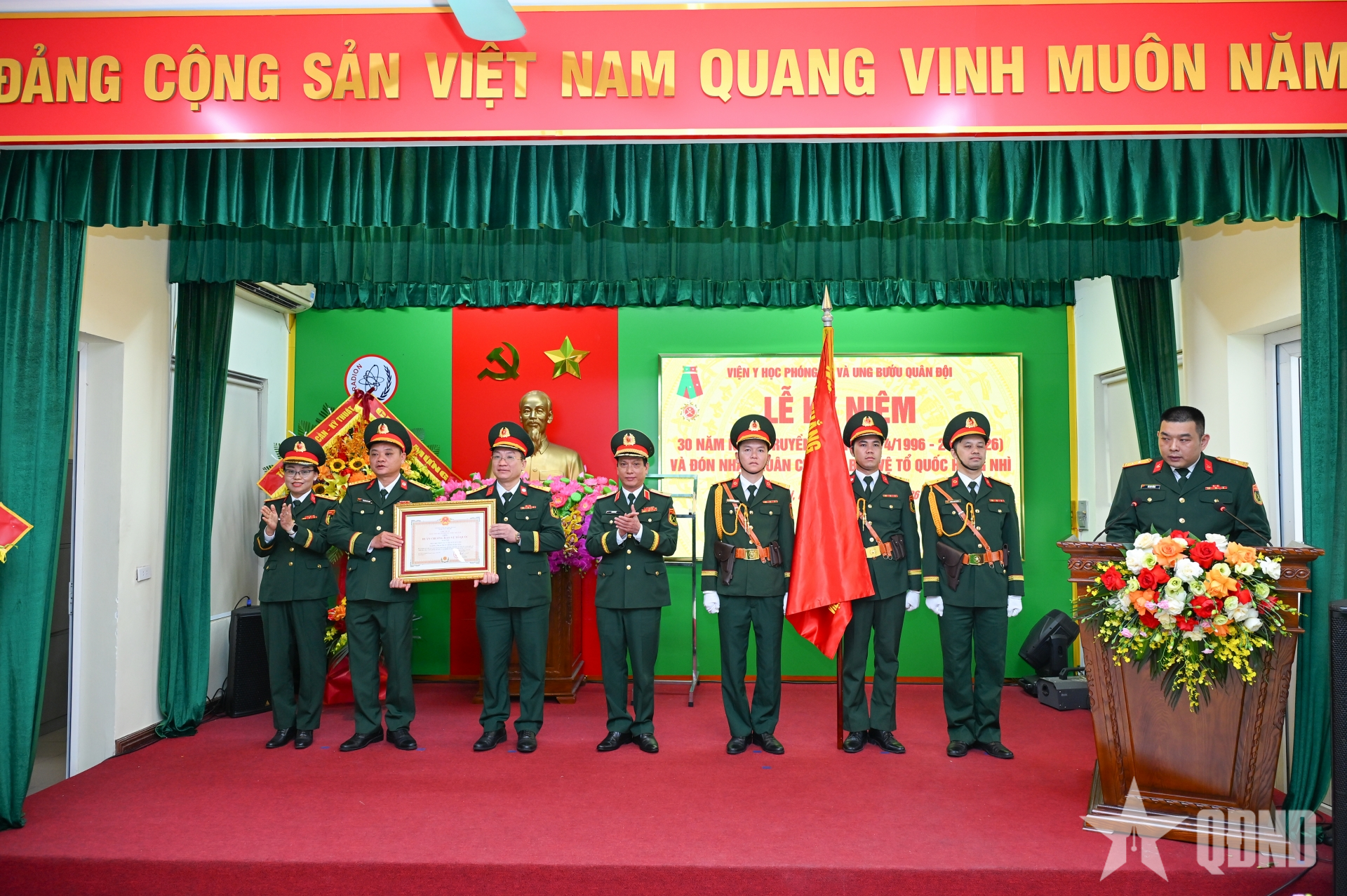 Viện Y học phóng xạ và Ung bướu Quân đội đón nhận Huân chương Bảo vệ Tổ quốc hạng Nhì