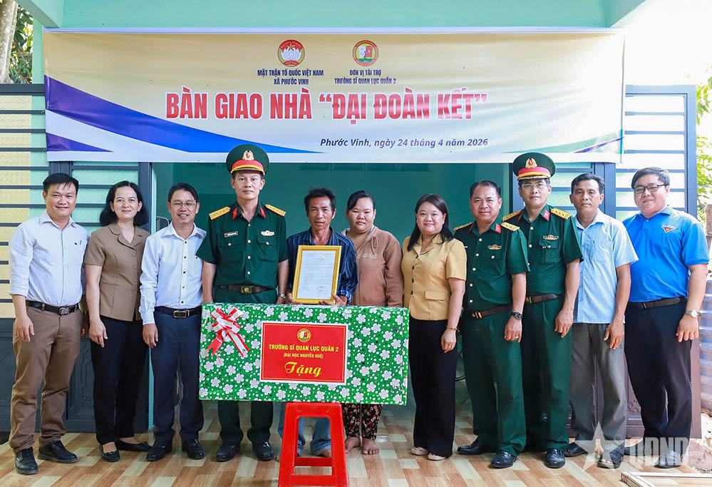 Trường Sĩ quan Lục quân 2 tặng nhà Đại đoàn kết tại Tây Ninh