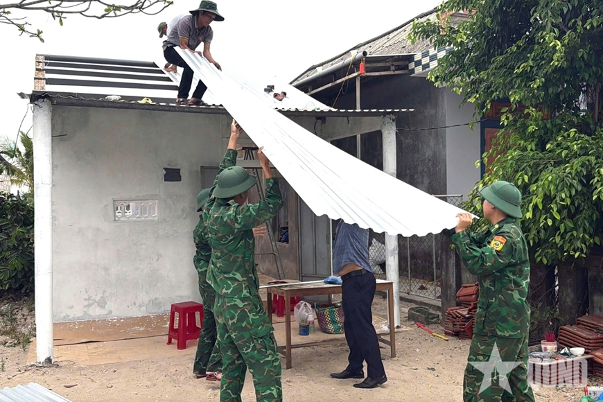 Đồn Bi&ecirc;n ph&ograve;ng cửa khẩu cảng Ch&acirc;n M&acirc;y gi&uacute;p hộ kh&oacute; khăn sửa chữa nh&agrave; ở