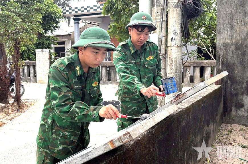 Đồn Bi&ecirc;n ph&ograve;ng cửa khẩu cảng Ch&acirc;n M&acirc;y gi&uacute;p hộ kh&oacute; khăn sửa chữa nh&agrave; ở