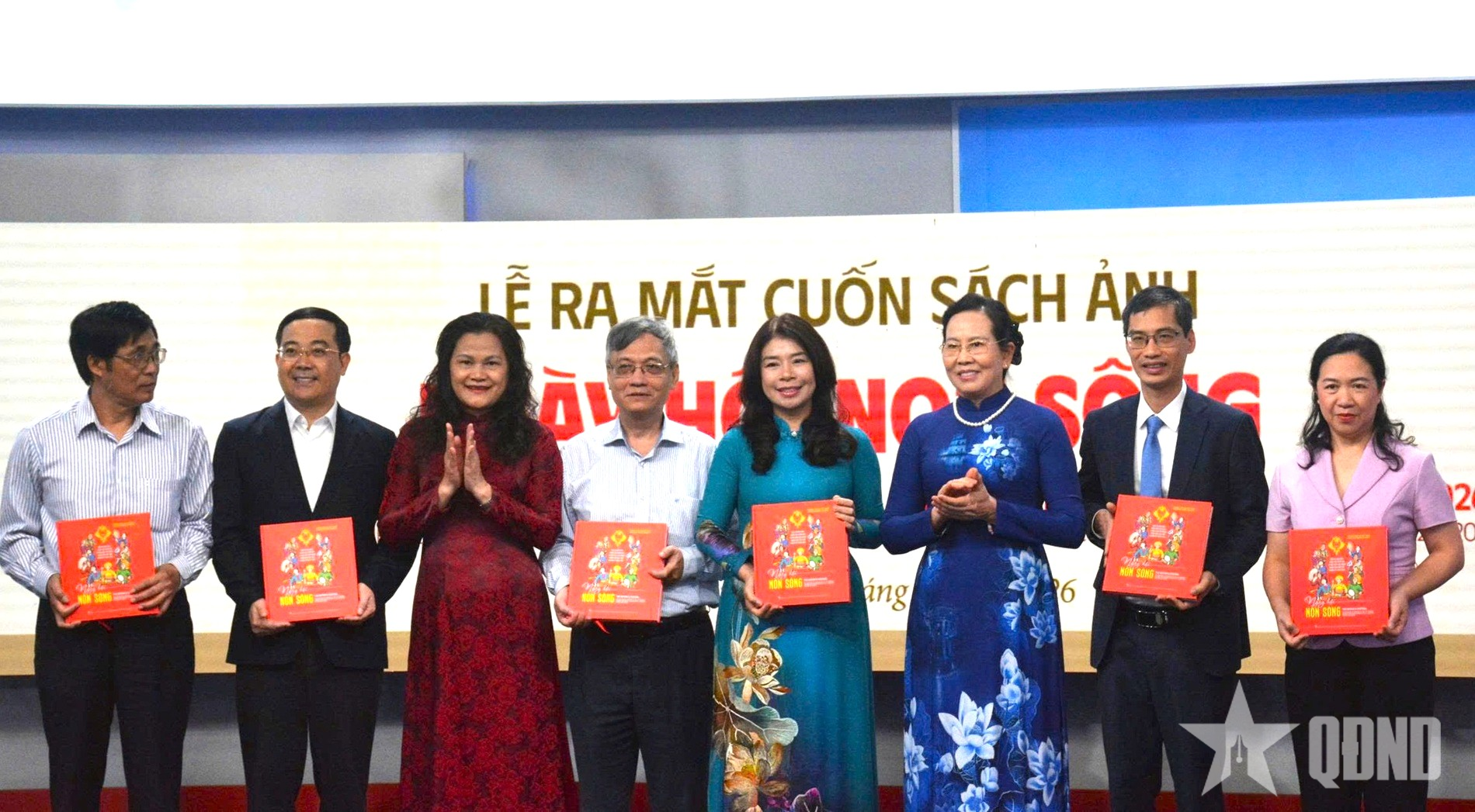 Ra mắt sách ảnh 