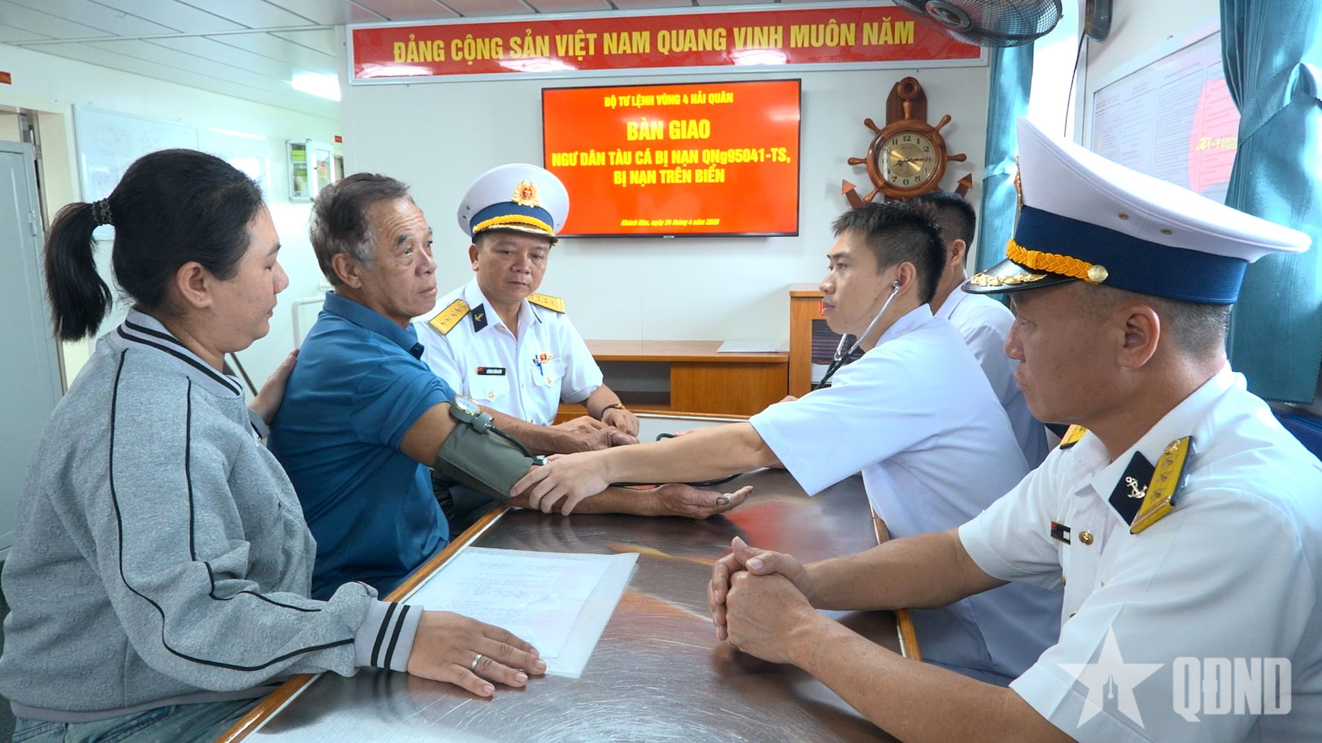 Vùng 4 Hải quân bàn giao ngư dân được cứu chữa tại đảo Song Tử Tây cho gia đình

