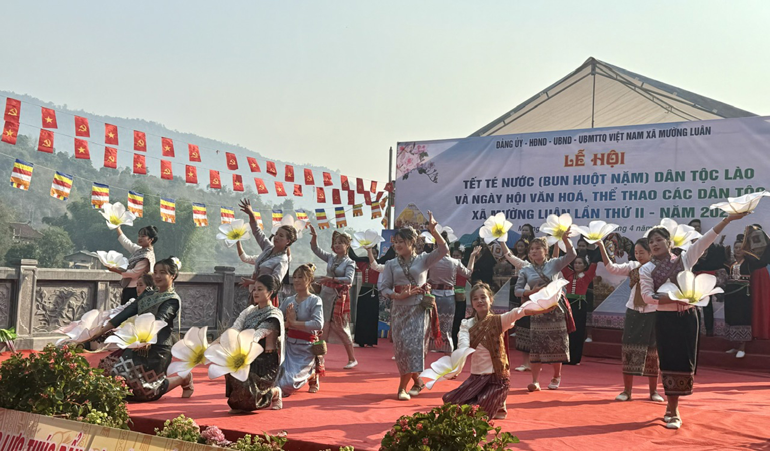 Tết té nước ở Mường Luân