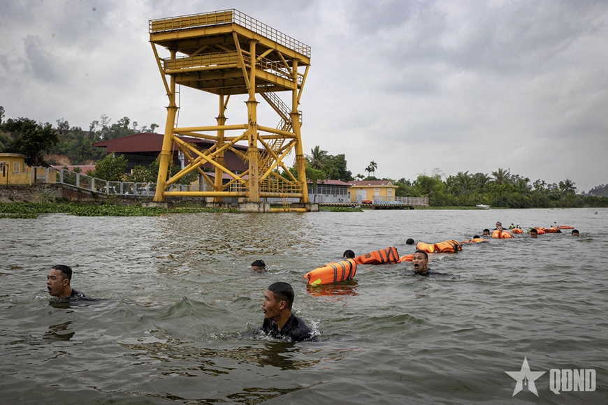 Thao trường trên biển xanh