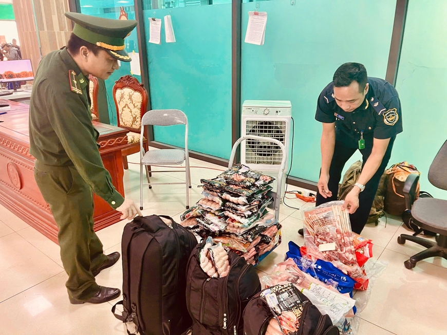 Lực lượng hải quan li&ecirc;n tiếp ph&aacute;t hiện c&aacute;c vụ vận chuyển thực phẩm bẩn