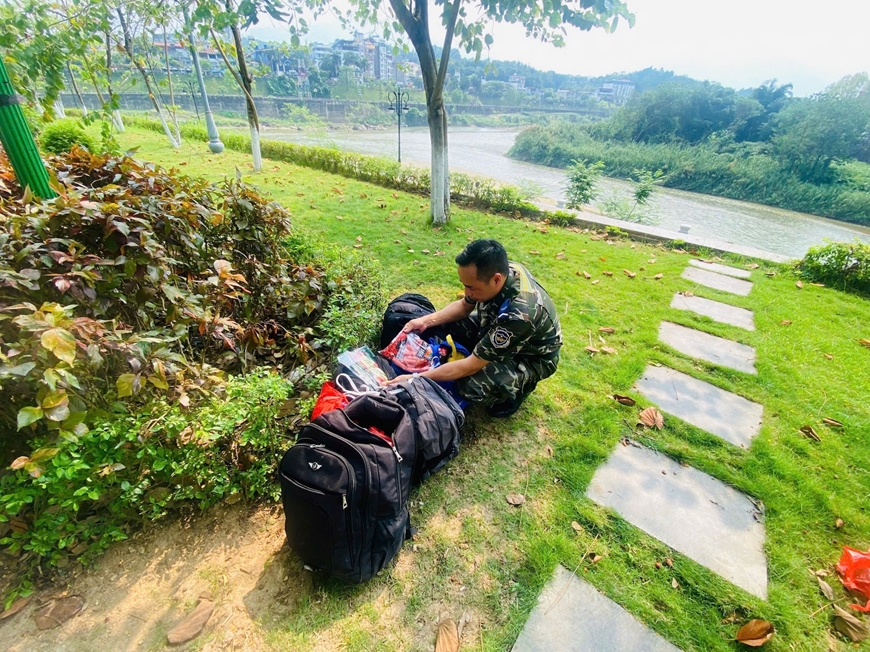 Lực lượng hải quan li&ecirc;n tiếp ph&aacute;t hiện c&aacute;c vụ vận chuyển thực phẩm bẩn