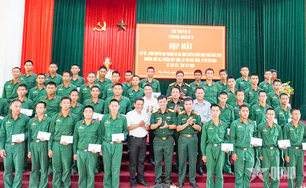 Trung đoàn 5 gắn kết chặt chẽ với địa phương và gia đình chiến sĩ mới