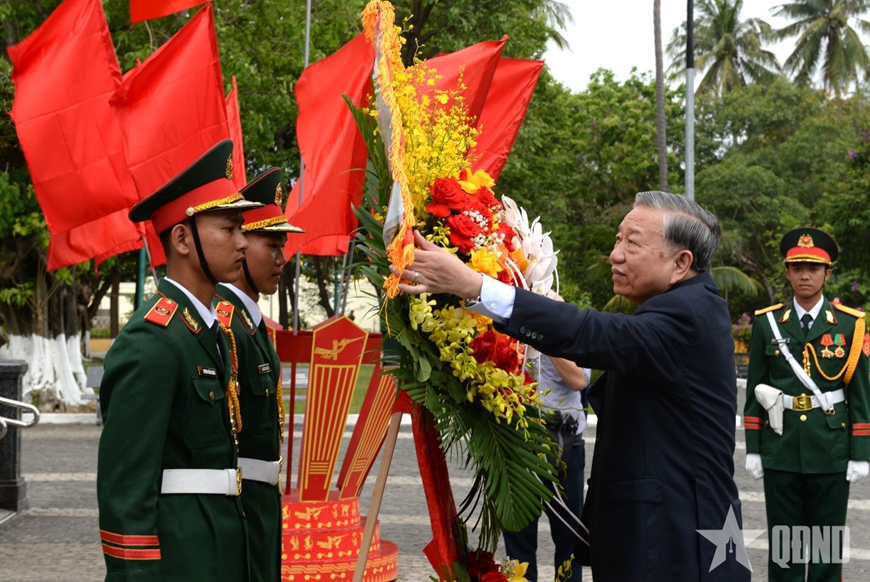 Tổng B&iacute; thư, Chủ tịch nước T&ocirc; L&acirc;m dự Lễ đ&oacute;n nhận danh hiệu Anh h&ugrave;ng Lực lượng vũ trang nh&acirc;n d&acirc;n của Qu&acirc;n khu 5