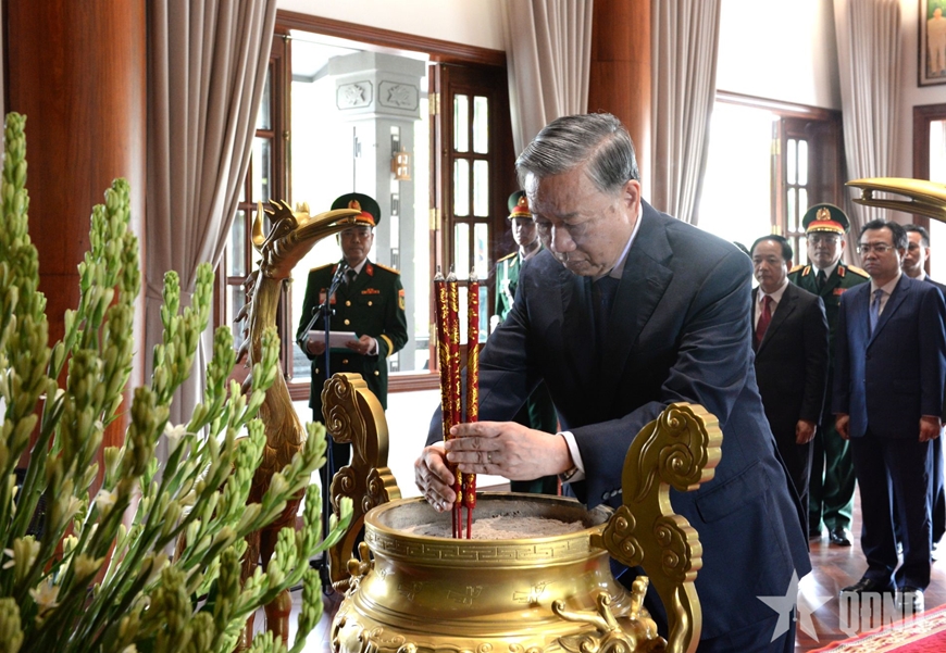 Tổng B&iacute; thư, Chủ tịch nước T&ocirc; L&acirc;m dự Lễ đ&oacute;n nhận danh hiệu Anh h&ugrave;ng Lực lượng vũ trang nh&acirc;n d&acirc;n của Qu&acirc;n khu 5