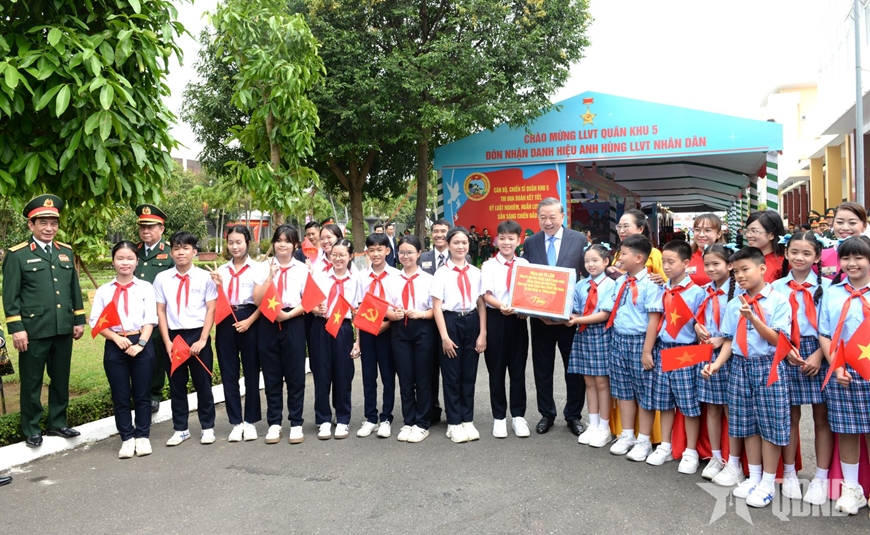 Tổng B&iacute; thư, Chủ tịch nước T&ocirc; L&acirc;m dự Lễ đ&oacute;n nhận danh hiệu Anh h&ugrave;ng Lực lượng vũ trang nh&acirc;n d&acirc;n của Qu&acirc;n khu 5
