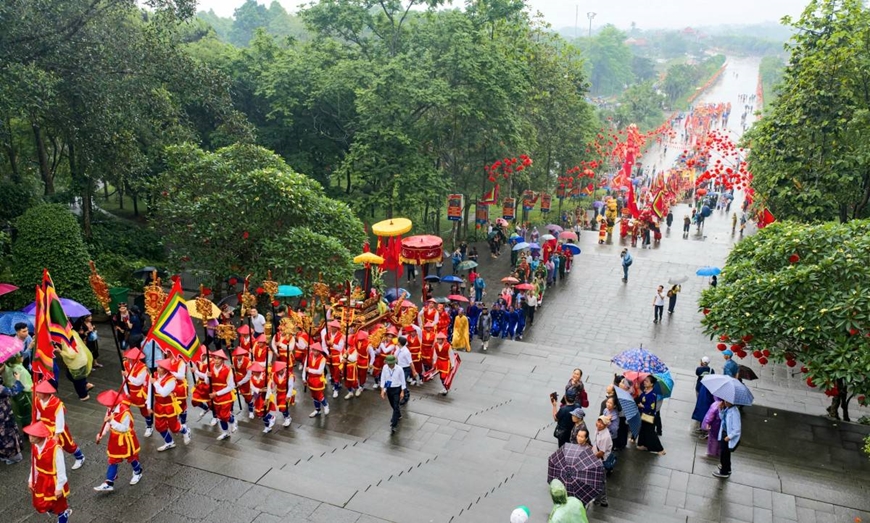 Rực rỡ sắc màu lễ rước kiệu về Đền Hùng