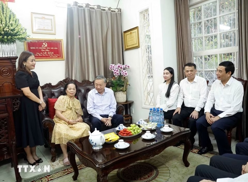 Tổng B&iacute; thư, Chủ tịch nước T&ocirc; L&acirc;m d&acirc;ng hương tưởng nhớ c&aacute;c đồng ch&iacute; l&atilde;nh đạo tiền bối