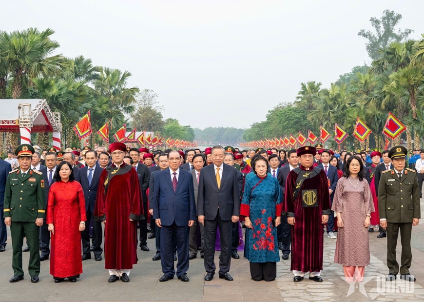 T%u1ED5ng Bí th%u01B0, Ch%u1EE7 t%u1ECBch n%u01B0%u1EDBc Tô Lâm d%u1EF1 L%u1EC5 dâng h%u01B0%u01A1ng t%u01B0%u1EDFng ni%u1EC7m các Vua Hùng