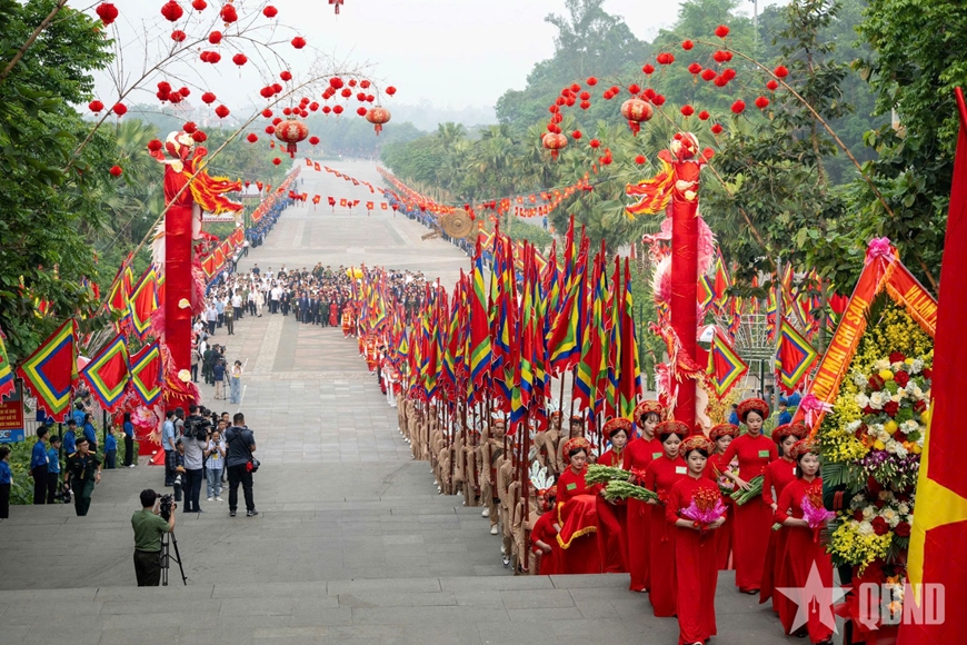 T%u1ED5ng Bí th%u01B0, Ch%u1EE7 t%u1ECBch n%u01B0%u1EDBc Tô Lâm d%u1EF1 L%u1EC5 dâng h%u01B0%u01A1ng t%u01B0%u1EDFng ni%u1EC7m các Vua Hùng