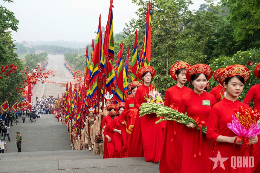 T%u1ED5ng Bí th%u01B0, Ch%u1EE7 t%u1ECBch n%u01B0%u1EDBc Tô Lâm d%u1EF1 L%u1EC5 dâng h%u01B0%u01A1ng t%u01B0%u1EDFng ni%u1EC7m các Vua Hùng