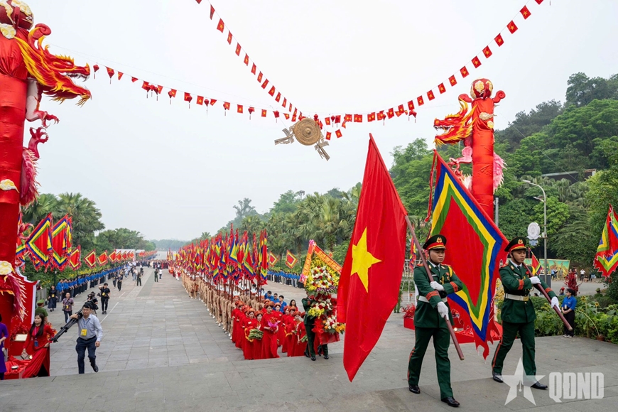 T%u1ED5ng Bí th%u01B0, Ch%u1EE7 t%u1ECBch n%u01B0%u1EDBc Tô Lâm d%u1EF1 L%u1EC5 dâng h%u01B0%u01A1ng t%u01B0%u1EDFng ni%u1EC7m các Vua Hùng