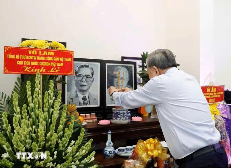 Tổng B&iacute; thư, Chủ tịch nước T&ocirc; L&acirc;m d&acirc;ng hương tưởng nhớ c&aacute;c đồng ch&iacute; l&atilde;nh đạo tiền bối