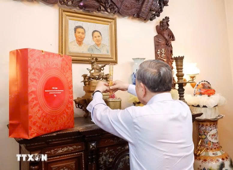 Tổng B&iacute; thư, Chủ tịch nước T&ocirc; L&acirc;m d&acirc;ng hương tưởng nhớ c&aacute;c đồng ch&iacute; l&atilde;nh đạo tiền bối