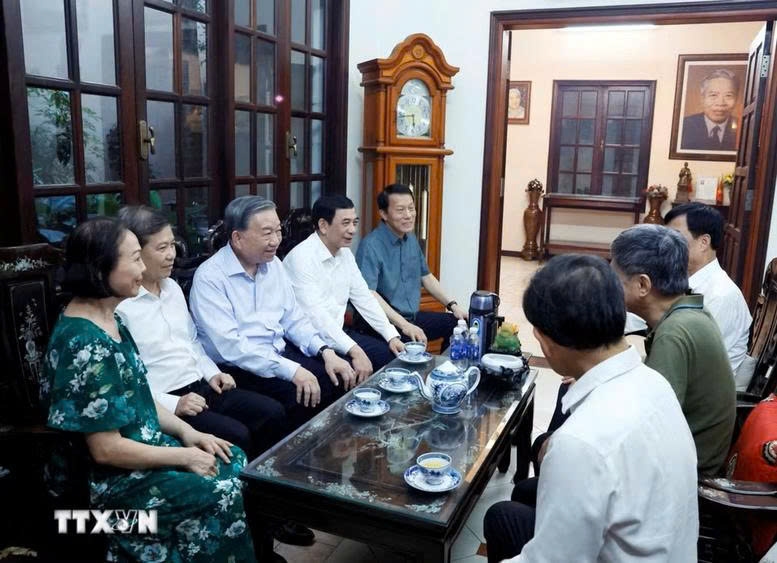 Tổng B&iacute; thư, Chủ tịch nước T&ocirc; L&acirc;m d&acirc;ng hương tưởng nhớ c&aacute;c đồng ch&iacute; l&atilde;nh đạo tiền bối
