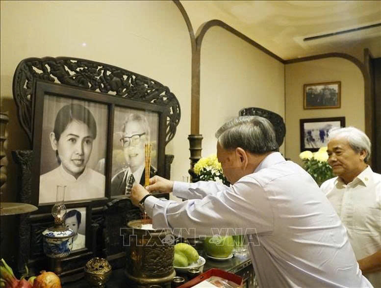Tổng B&iacute; thư, Chủ tịch nước T&ocirc; L&acirc;m d&acirc;ng hương tưởng nhớ c&aacute;c đồng ch&iacute; l&atilde;nh đạo tiền bối