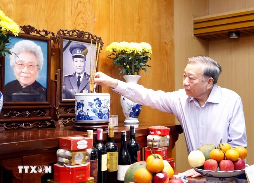 Tổng B&iacute; thư, Chủ tịch nước T&ocirc; L&acirc;m d&acirc;ng hương tưởng nhớ c&aacute;c đồng ch&iacute; l&atilde;nh đạo tiền bối